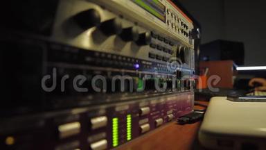 录音和混合声音的音乐工作室设备。 仪表信号灯